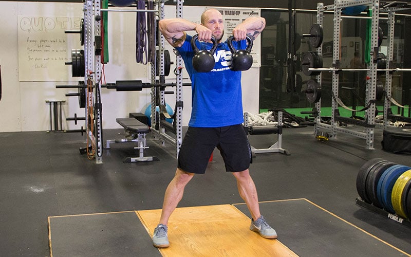 Video hướng dẫn bài tập Sumo Deadlift kéo cao với 2 tạ ấm