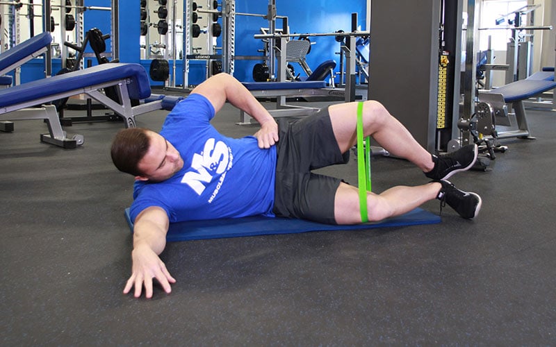 Hướng dẫn bài tập video Nâng gối kiểu sò với dây kháng lực tư thế nằm nghiêng